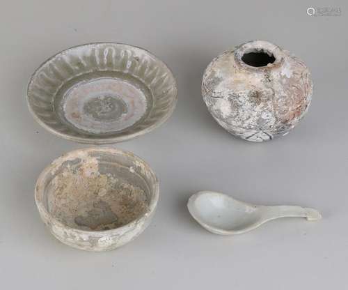 Four times antique Chinese (Cargo) earthenware.