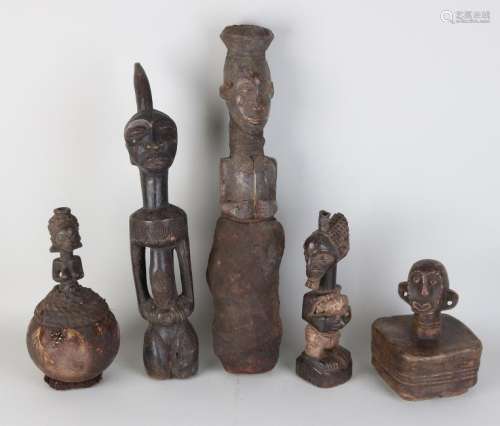 Five old African wood-stuck figures. Divers Zaire.