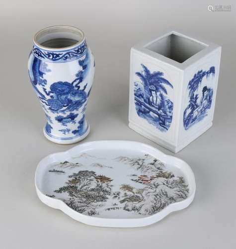 Three times old Chinese porcelain. Consisting of: