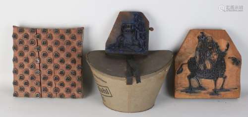 Antique Enschedese hatbox + four wooden wallpaper