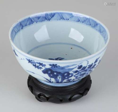 18th Century Chinese porcelain bowl with floral decor