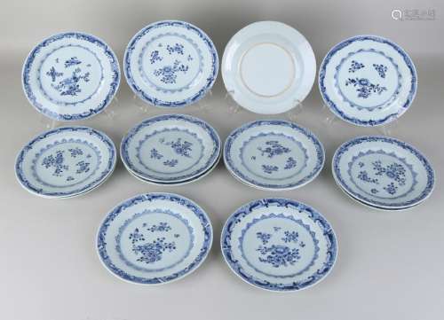 Fourteenth 18th century Chinese porcelain plates with