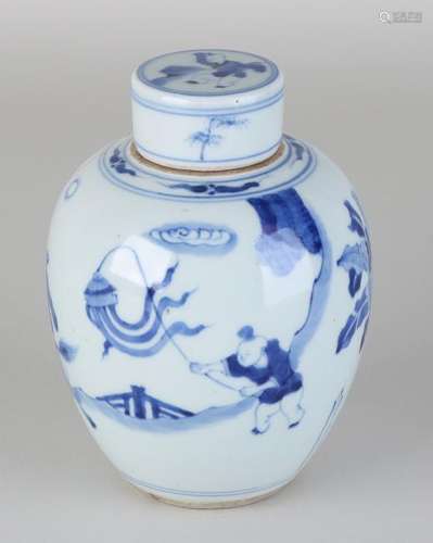 Antique Chinese porcelain tea caddy with Chinese