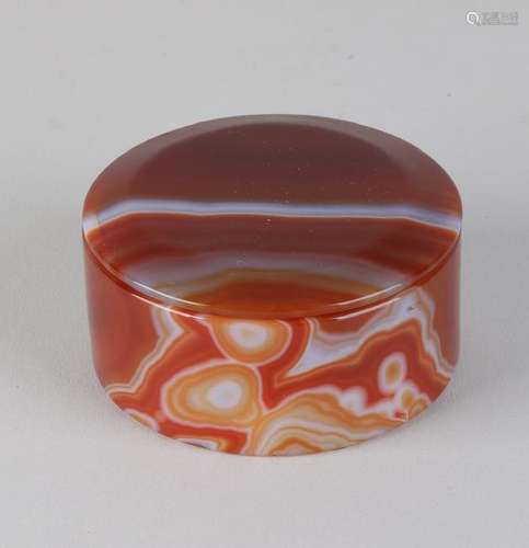 Old agate box. 20th century. Size: 3.5 x 7.5 cm ø.