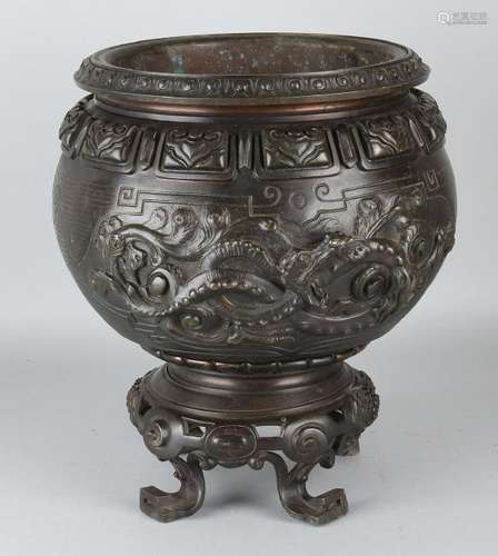 Large 19th century Chinese or Japanese bronze pot with