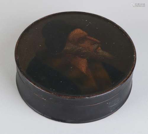 18th - 19th Century European lacquerware box with lid.