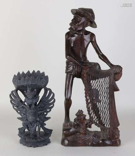 Two Indonesian wood-struck figures. 20th century. Size: