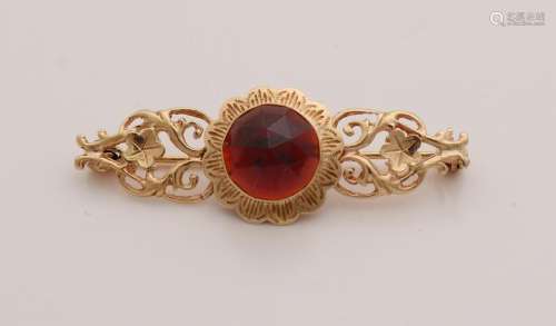 Yellow gold brooch, 585/000, with garnet. Elongated