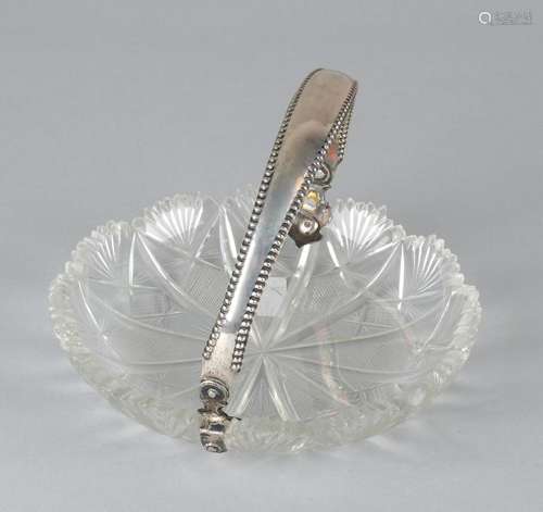 Crystal presentation tray with fan-shaped edge with