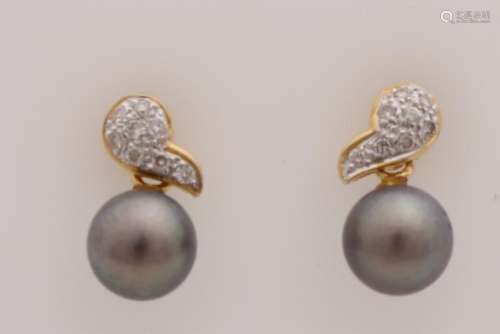 Yellow gold earrings, 585/000, with diamond and pearl.