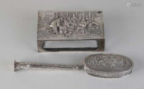Lot silver, 833/000, with an oval box with hinging lid