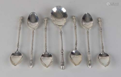 Lot with 7 silver spoons, 833/000, with 6 teaspoons and