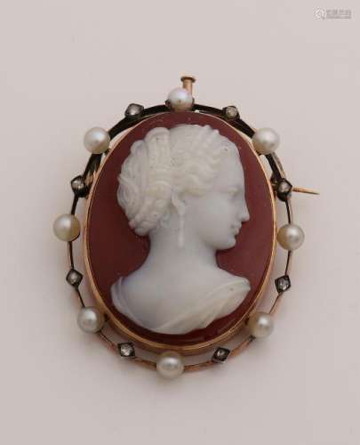 Ornate yellow gold brooch, 585/000, with pearls,