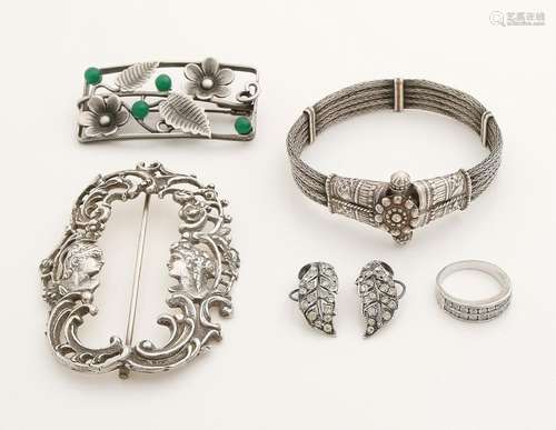 Lot of silver jewelry with a beautiful brooch, a buckle