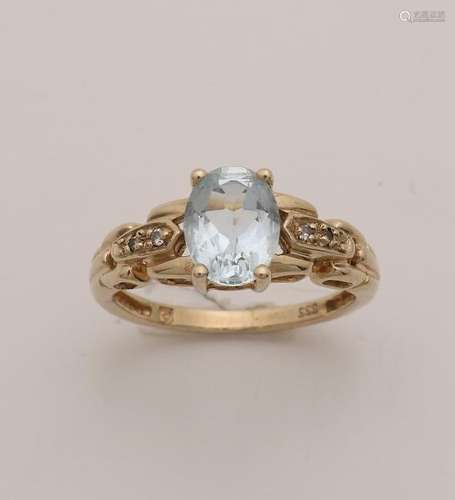 Ring, 333/000, with a light blue oval facetted stone in