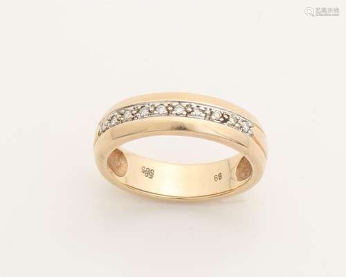 Yellow gold ring, 585/000, with diamonds. Convex ring