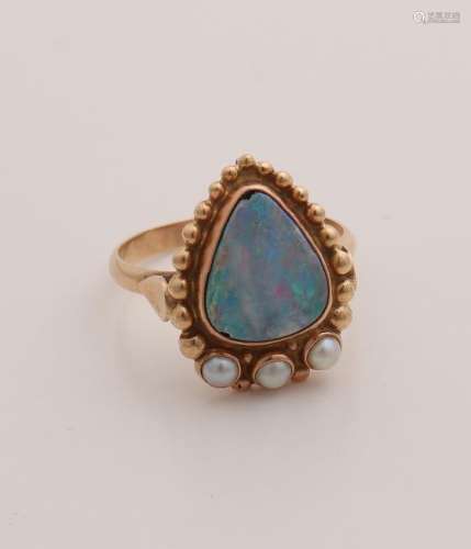 Yellow gold ring, 585/000, with a triangular blue opal,