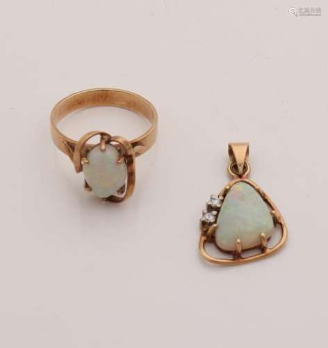 Ring and pendant, 333/000, with opal. Triangular,