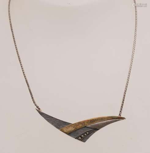 Silver choker, 925/000, with a v-shaped middle part