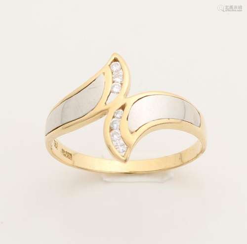 Yellow gold ring, 750/000, with platinum and diamond.