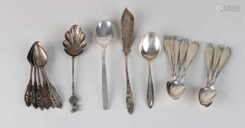 Lot with silver spoons and a butter knife, 833/000. 10