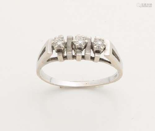 White gold ring, 585/000, set with 3 diamonds. Ring