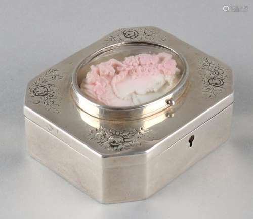 Silver box, 925/000, rectangular, with floral decor on