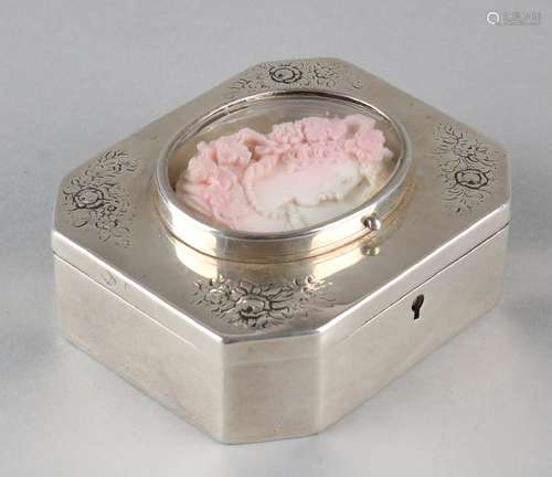 Silver box, 925/000, rectangular, with floral decor on