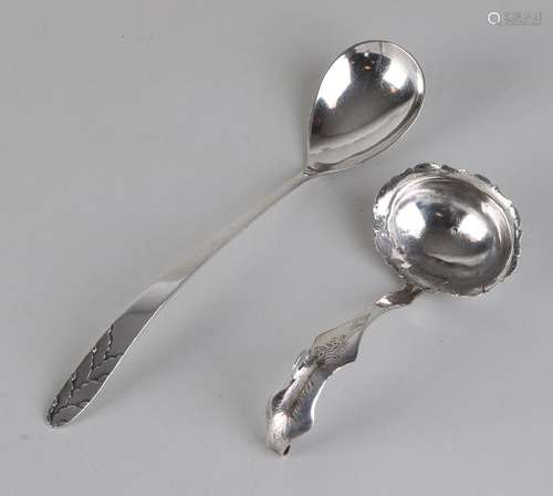 835/000 Silver jam ladle with long handle. Mr.