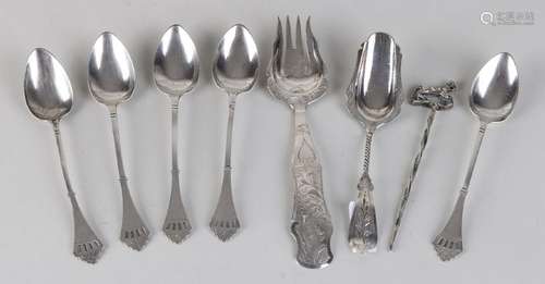 Lot with 8 cutlery pieces, 5 teaspoons, a pipe root