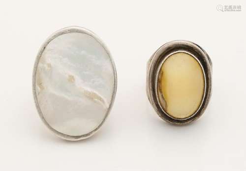 Two silver rings with mother-of-pearl. 925/000. total