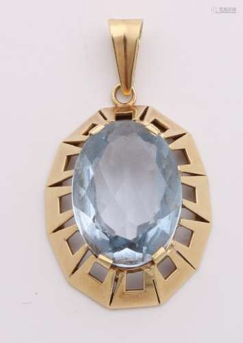 Large yellow gold pendant, 585/000, with blue spinel.
