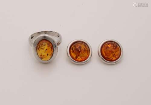 Silver ring and earclips, 925/000, with amber, with a