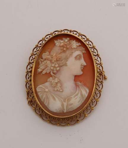 Beautiful gold brooch, 585/000 with cameo. Oval brooch