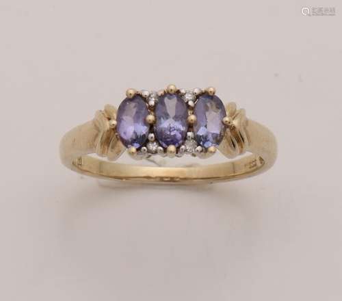 Ring, 333/000, with 3 oval facetted amethysts decorated