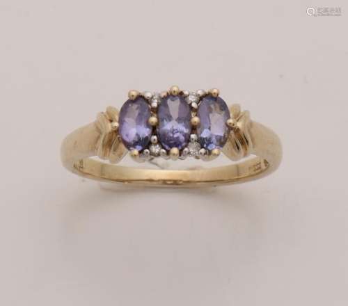 Ring, 333/000, with 3 oval facetted amethysts decorated