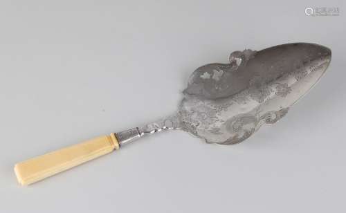 Silver shovel, 833/000, with openwork leaf decorated