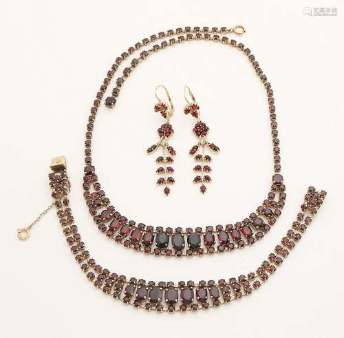 Set of jewelery with garnet, 333/000, consisting of a