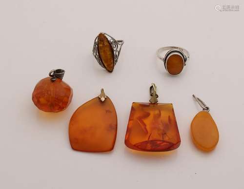 Lot of amber jewelery with 2 rings and 4 pendants