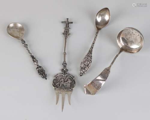 Lot with silver cutlery pieces, 835/000, with a sauce