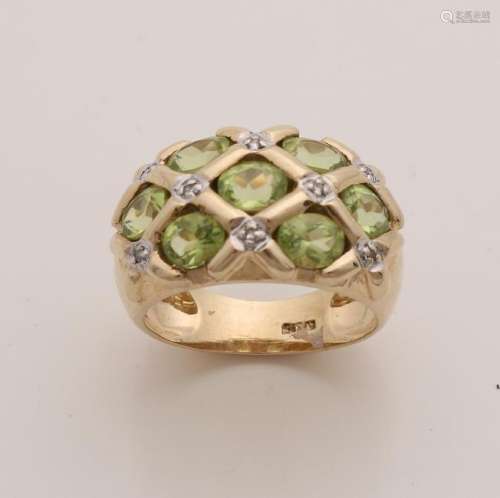Wide ring, 375/000, with peridot. Ring with 7 oval