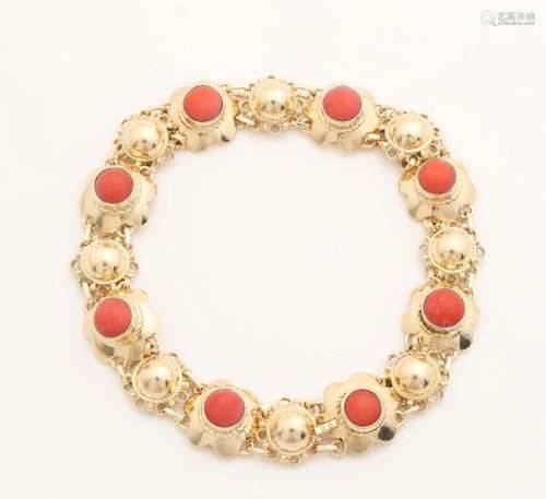 Yellow gold link bracelet, 585/000, with red coral.