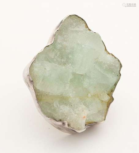 Large silver ring, 925/000, with rough quartz, erratic