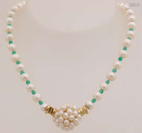 Necklace of pearls, ø8 mm, and nephrite, ø