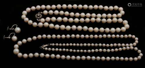 Two necklaces of cultive pearls with silver clasp with