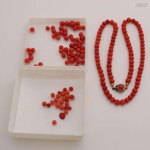 Blood corals necklace, ø 6,5mm, and 2 bags with