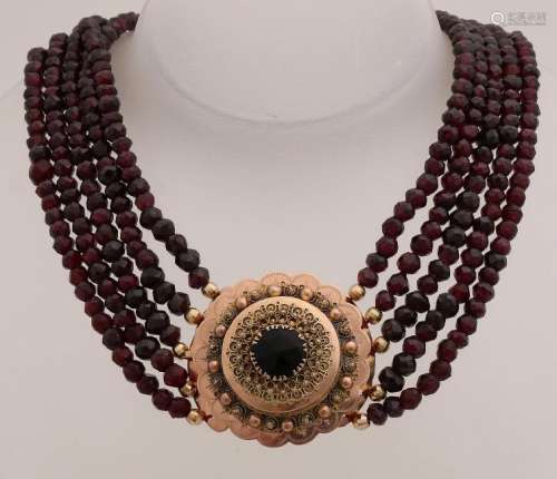 Necklace of garnets with a yellow gold stripe,