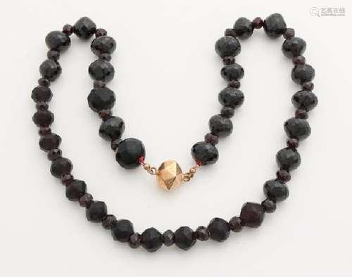 Necklace of garnets with yellow gold clasp, 585/000.