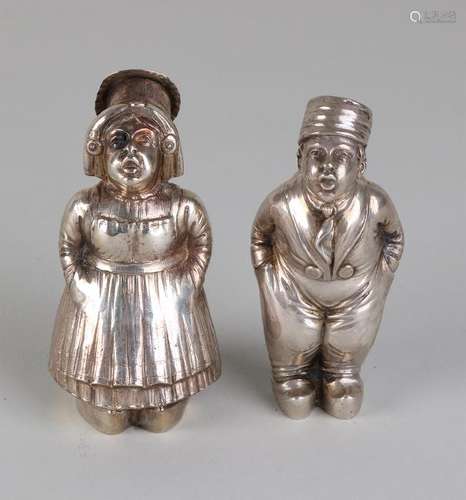 Two silver spreader, farmer and farmer's wife, 800/000.