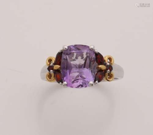White gold ring 750/000, with amethyst and garnet. Ring